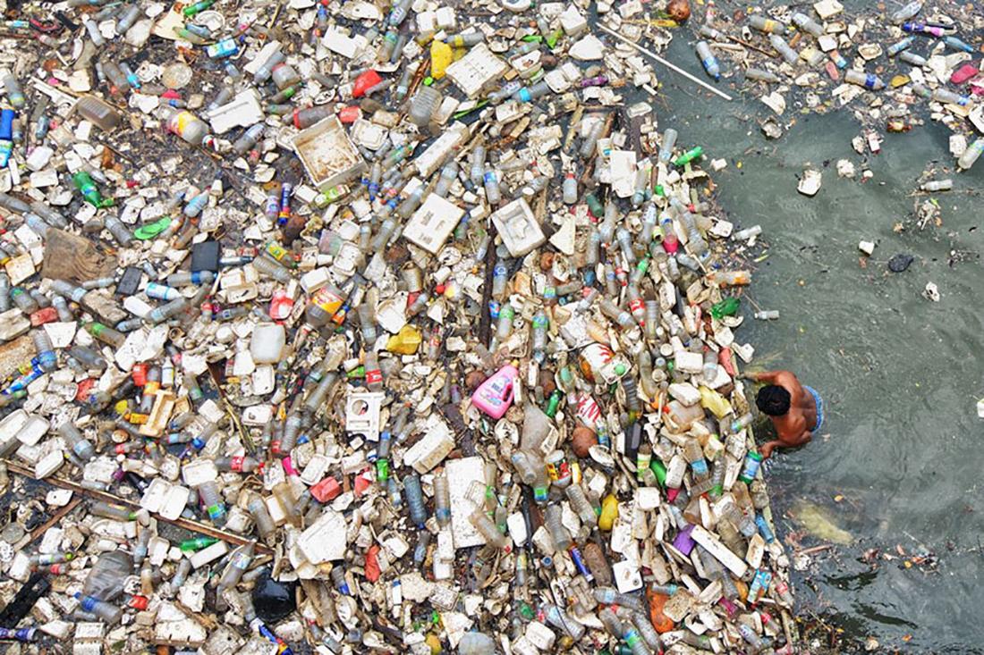 Από το 2015 έχουν δημιουργηθεί πάνω από 6,9 δισεκατομμύρια τόνοι πλαστικών αποβλήτων. Γύρω στο 9% ανακυκλώθηκε, ένα 12% κάηκε και το υπόλοιπο 79% συσσωρεύτηκε σε χώρους υγειονομικής ταφής ή στο περιβάλλον. © ABDUL HAKIM/NATIONAL GEOGRAPHIC 